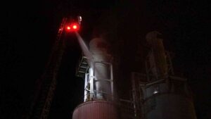 KASTAMONU’DA FAALİYET GÖSTEREN ENTEGRE FABRİKASININ KURUTMA BÖLÜMÜNDE PATLAMANIN ARDINDAN YANGIN