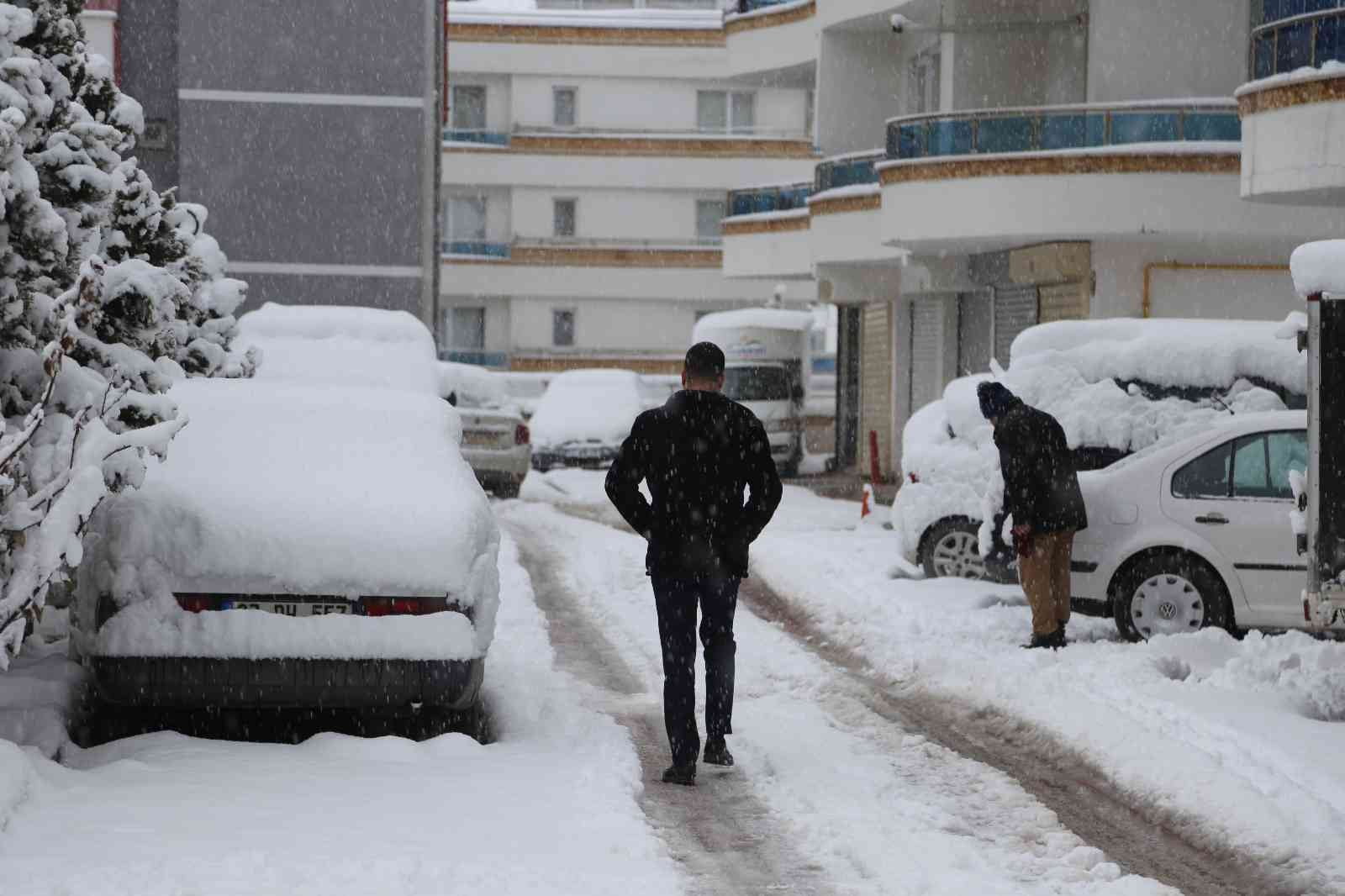 Kastamonu’da kar nedeniyle okullar tatil edildi KASTAMONU’DA ETKİLİ OLAN YOĞUN KAR YAĞIŞI SEBEBİ İLE KENT MERKEZİNDEKİ