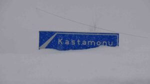 KASTAMONU’DA KAR YAĞIŞI VE SİS HAYATI OLUMSUZ ETKİLİYOR.