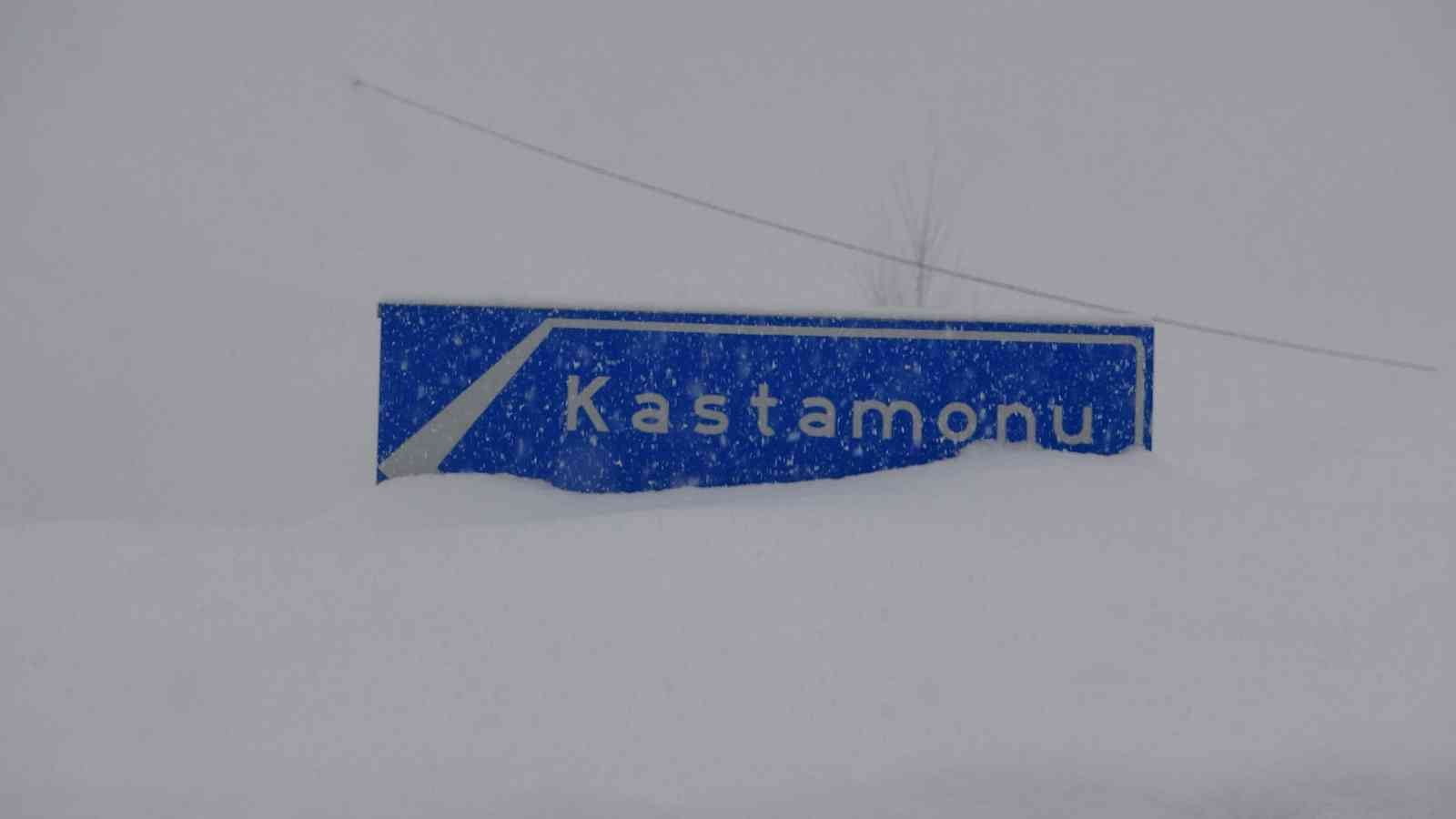 KASTAMONU’DA KAR YAĞIŞI VE SİS HAYATI OLUMSUZ ETKİLİYOR.