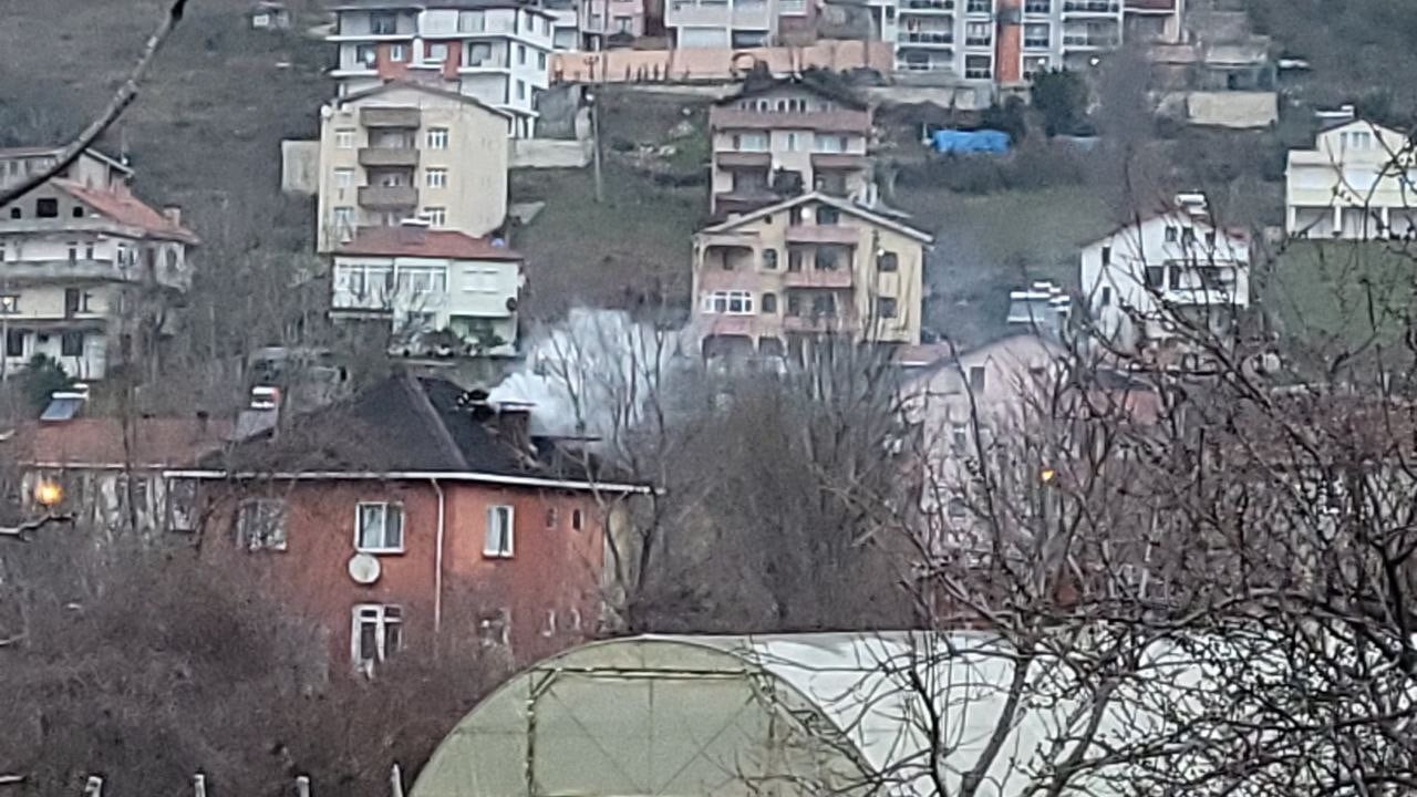 KASTAMONU’NUN CİDE İLÇESİNDE BİR EVİN BACASINDA ÇIKAN YANGIN BÜYÜMEDEN İTFAİYE