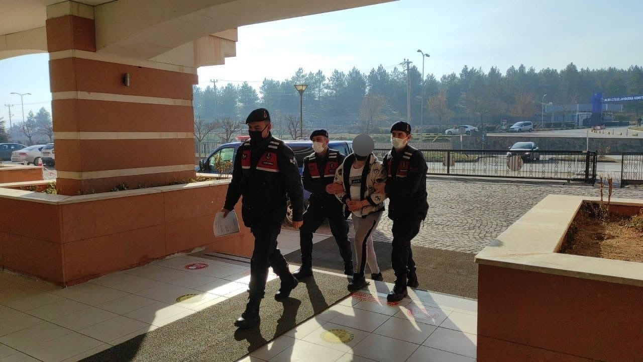 KASTAMONU İL JANDARMA KOMUTANLIĞI EKİPLERİNCE ESRAR MADDESİ İLE YAKALANAN BİR