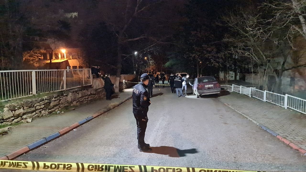 KARABÜK’TE KIZ MESELESİ YÜZÜNDEN ÇIKAN BIÇAKLI KAVGADA 1 KİŞİ ÖLDÜ.