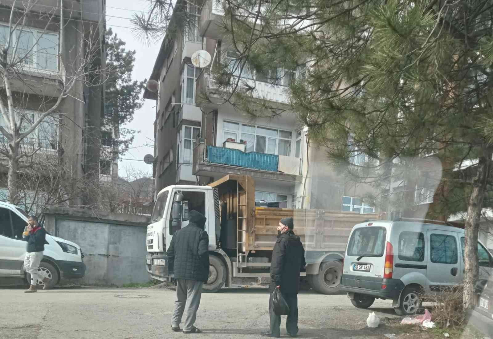 KARABÜK’TE KOMŞULARIN KÖTÜ KOKU İHBARIYLA HAREKETE GEÇEN BELEDİYE EKİPLERİ, TEMİZLEYİP,