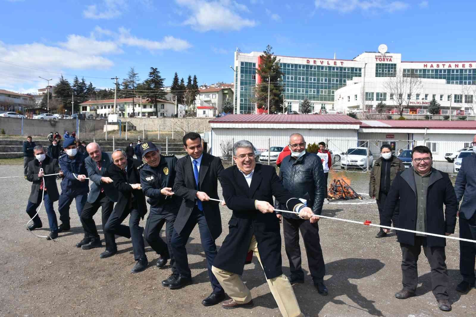 NEVRUZ BAYRAMINDA PROTOKOL ÖĞRENCİLERLE HALAT ÇEKME OYNADI