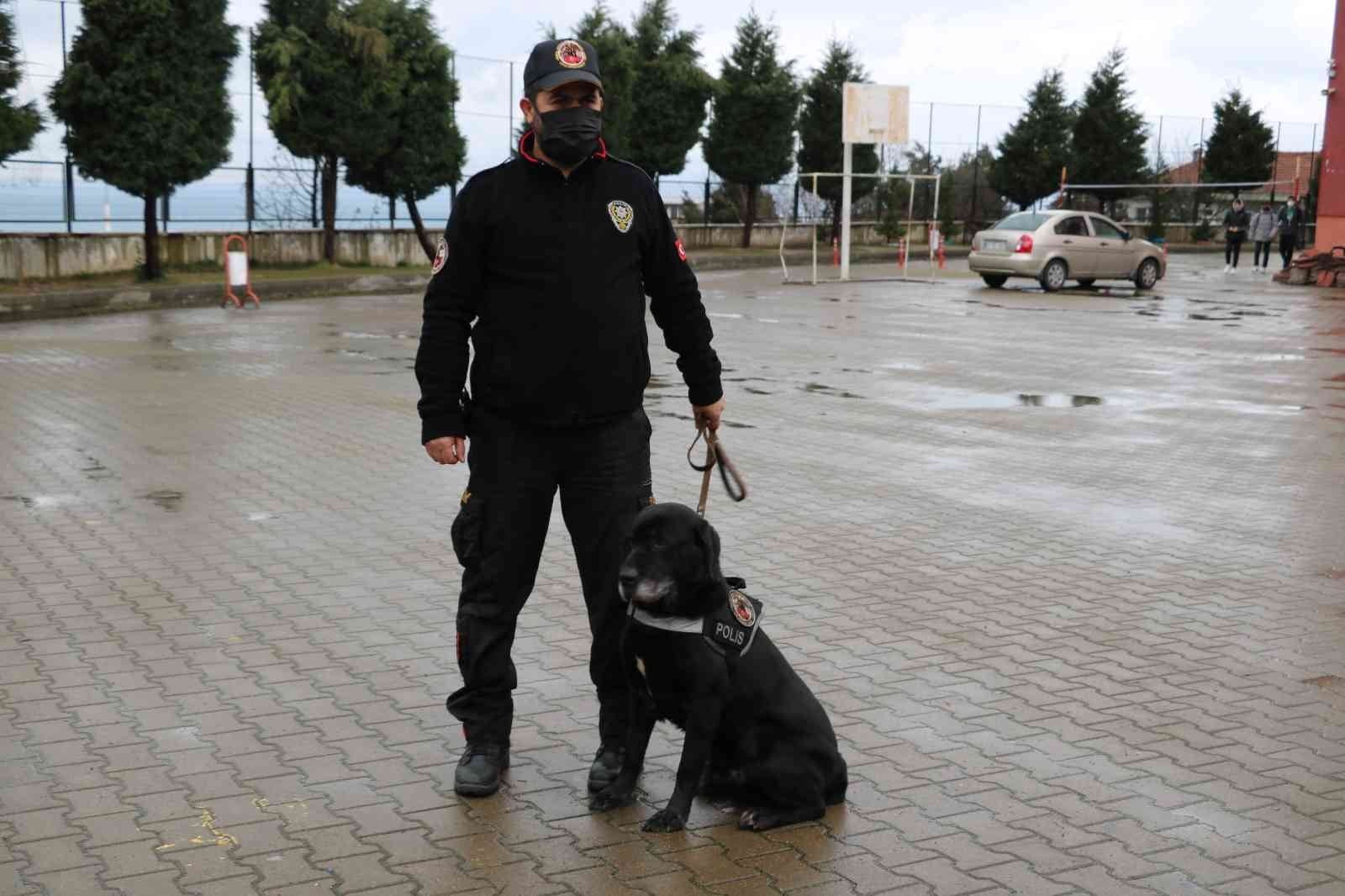 ZONGULDAK'TA NARKOTİK EKİPLERİ OKUL ÇEVRELERİNDE NARKOTİK SUÇLULARINA YÖNELİK DENETİM GERÇEKLEŞTİRDİ.