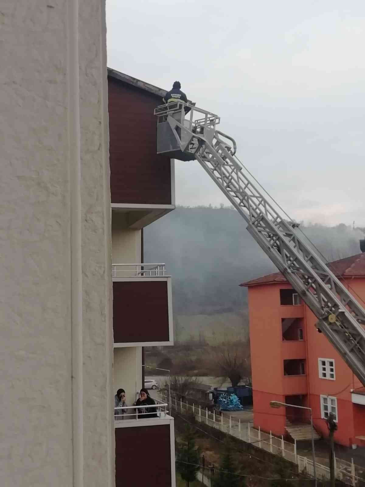 ZONGULDAK’IN ÇAYCUMA İLÇESİNDE OKULUN ÇATISINDA AYAĞINA İP DOLANMASI SONUCU MAHSUR
