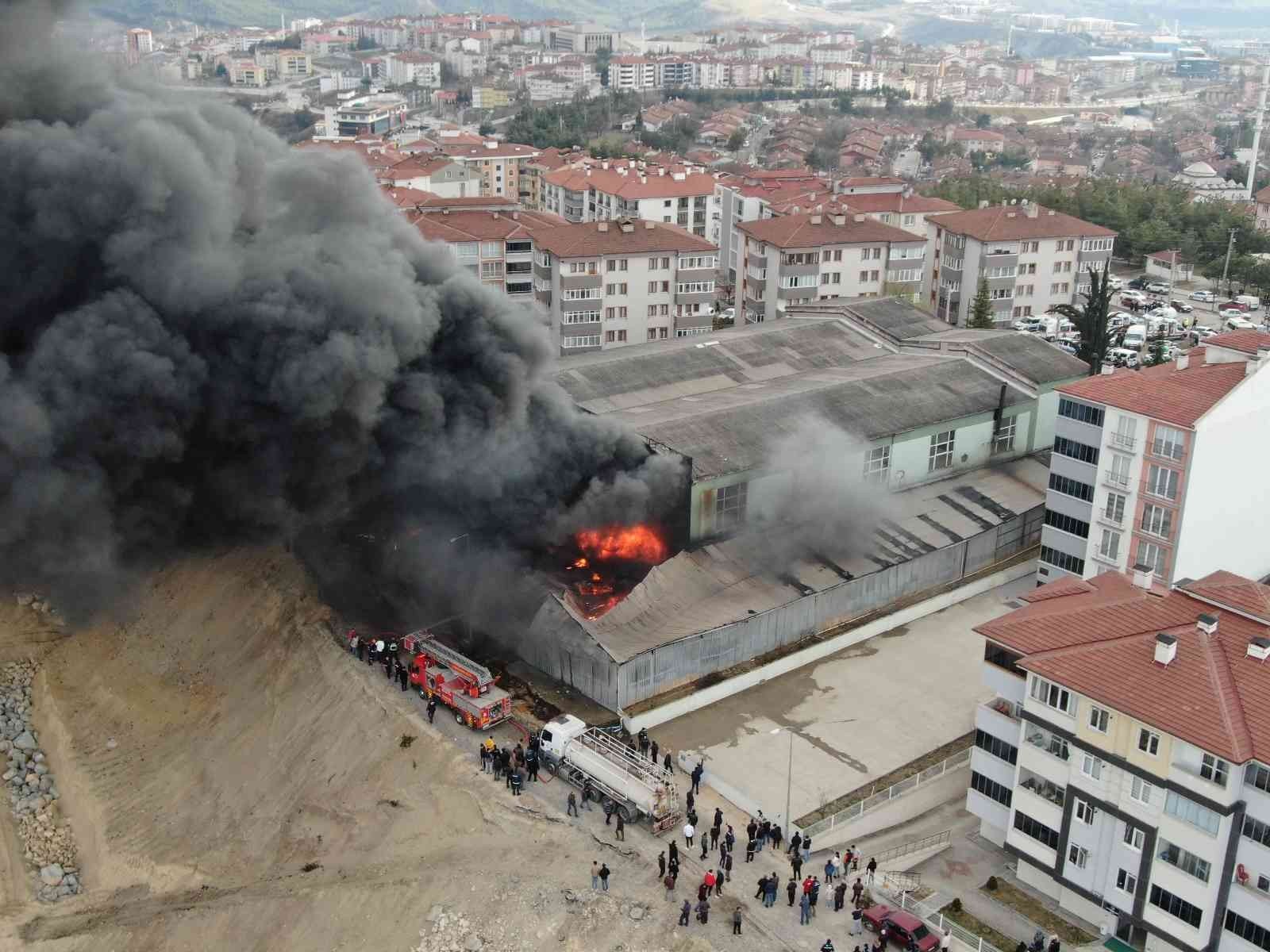 KARABÜK'TE OTO YEDEK PARÇA DEPOSUNDA ÇIKAN YANGIN KISMEN KONTROL ALTINA