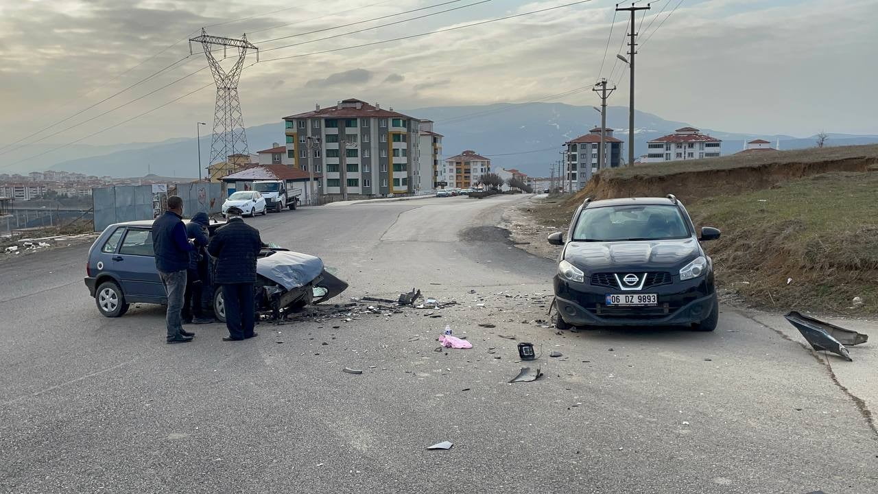 KARABÜK'TE OTOMOBİL İLE CİPİN ÇARPIŞMASI SONUCU MEYDANA GELEN TRAFİK KAZASINDA