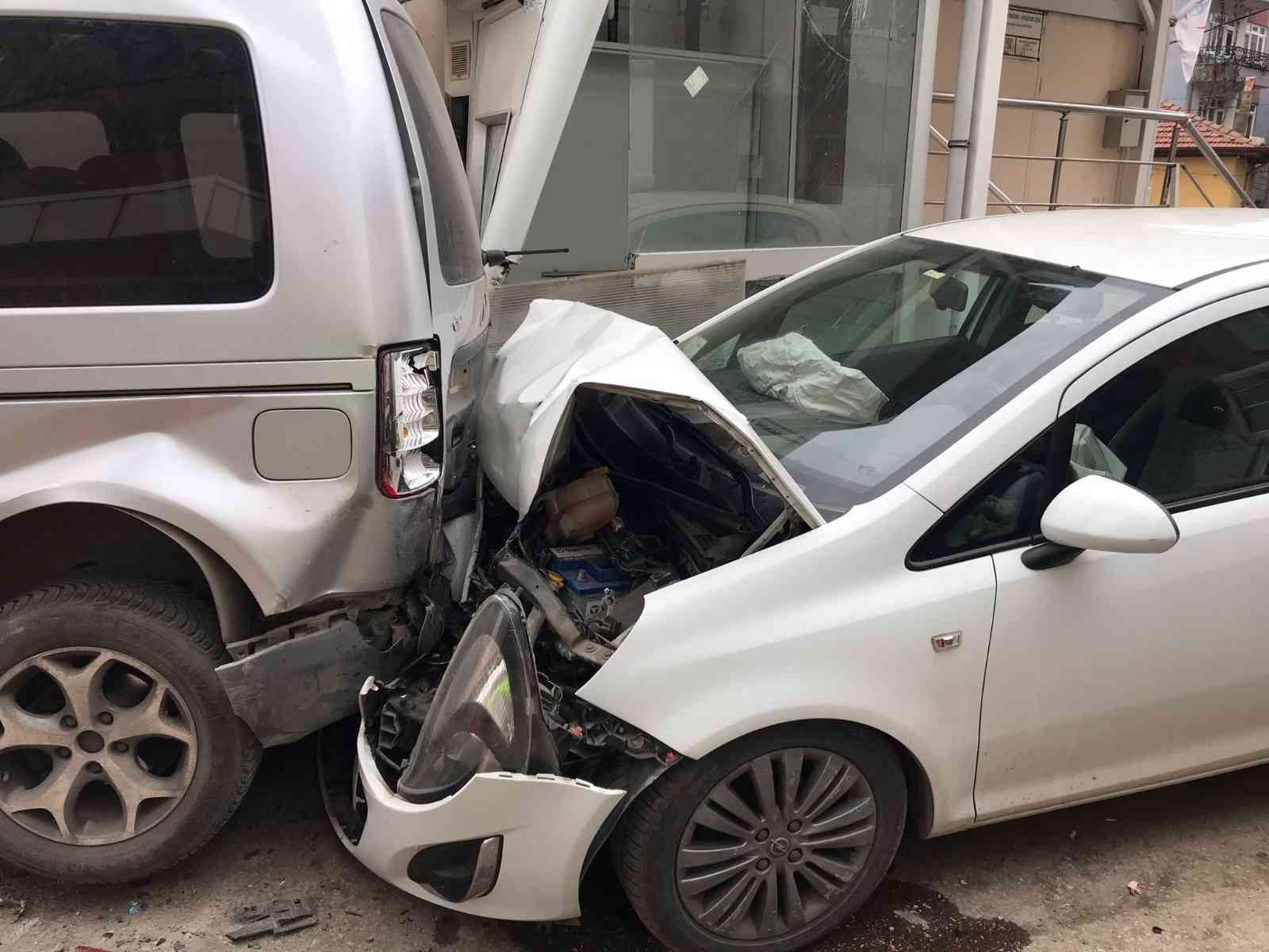 KARABÜK’TE KONTROLDEN ÇIKAN OTOMOBİLİN PARK HALİNDEKİ HAFİF TİCARİ ARACA ÇARPMASI