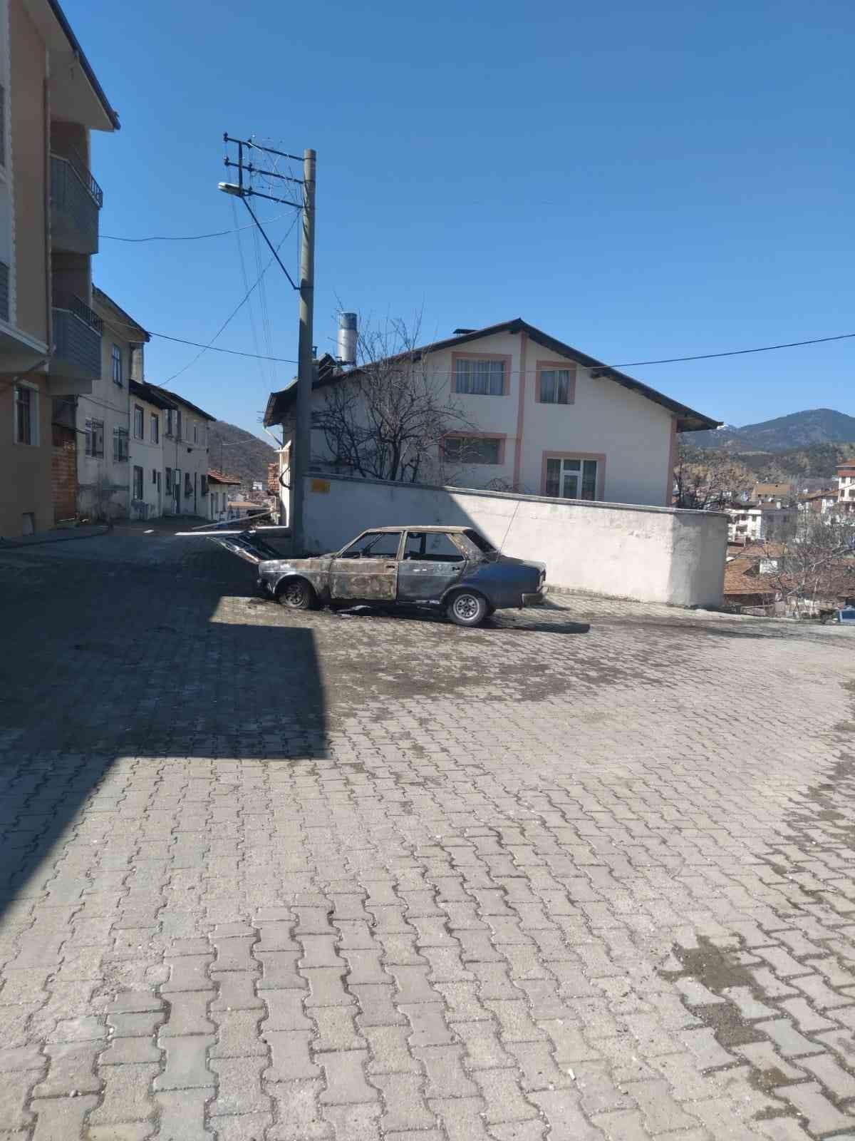 KASTAMONU’NUN TOSYA İLÇESİNDE PARK HALİNDEKİ BİR OTOMOBİL ALEV ALEV YANARAK