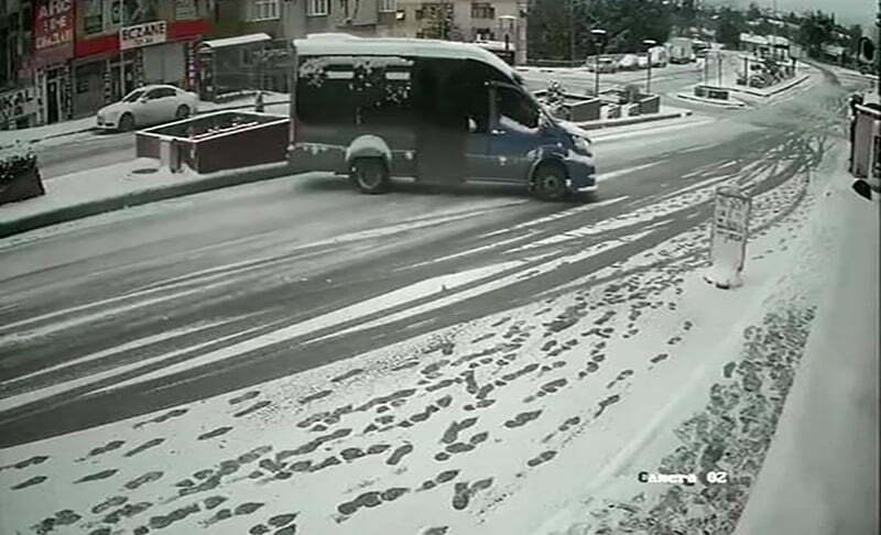 ŞİRİNEVLER MAHALLESİ ALPARSLAN CADDESİ’NDE YOLCU MİNİBÜSÜ SÜRÜCÜSÜNÜN KONTROLÜNDEN ÇIKARAK SAVRULDU.