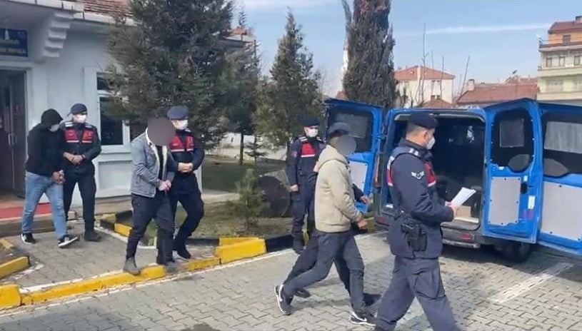 Tarladaki su dinamosunu çalan hırsızlar yakayı ele verdi 70 BİN TL DEĞERİNDE ELEKTRİKLİ SU DİNAMOSU ÇALAN 3 KİŞİ,