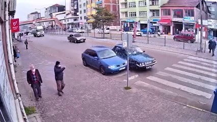 KARABÜK’TE SÜRÜCÜSÜNÜN KONTROLÜNDEN ÇIKAN OTOMOBİLİN PARK HALİNDEKİ OTOMOBİLE ÇARPTIĞI ANLAR