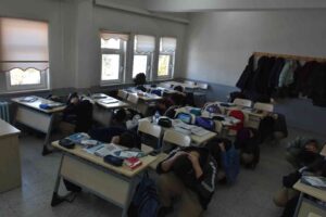 KASTAMONU’NUN TOSYA İLÇESİNDE EĞİTİM YAPAN TÜM OKULLARDA AYNI ANDA DEPREM