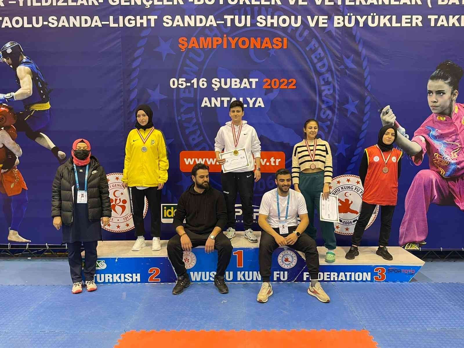 Wushu Kung Fu Türkiye Şampiyonasından Bartın Üniversitesine 2 altın madalya BARTIN ÜNİVERSİTESİ SPOR BİLİMLERİ FAKÜLTESİ ÖĞRENCİLERİ MELİKE ŞEN İLE MAHMUT