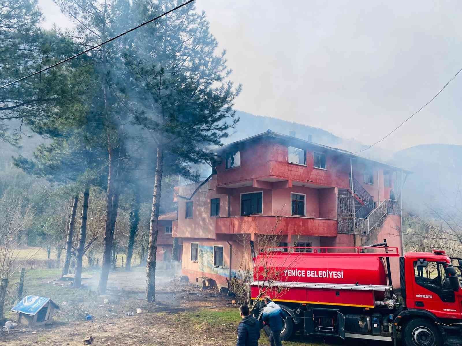 KARABÜK’ÜN YENİCE İLÇESİNDE ELEKTRİK KONTAĞINDAN ÇIKAN YANGINDA EVDE BÜYÜK ÇAPTA