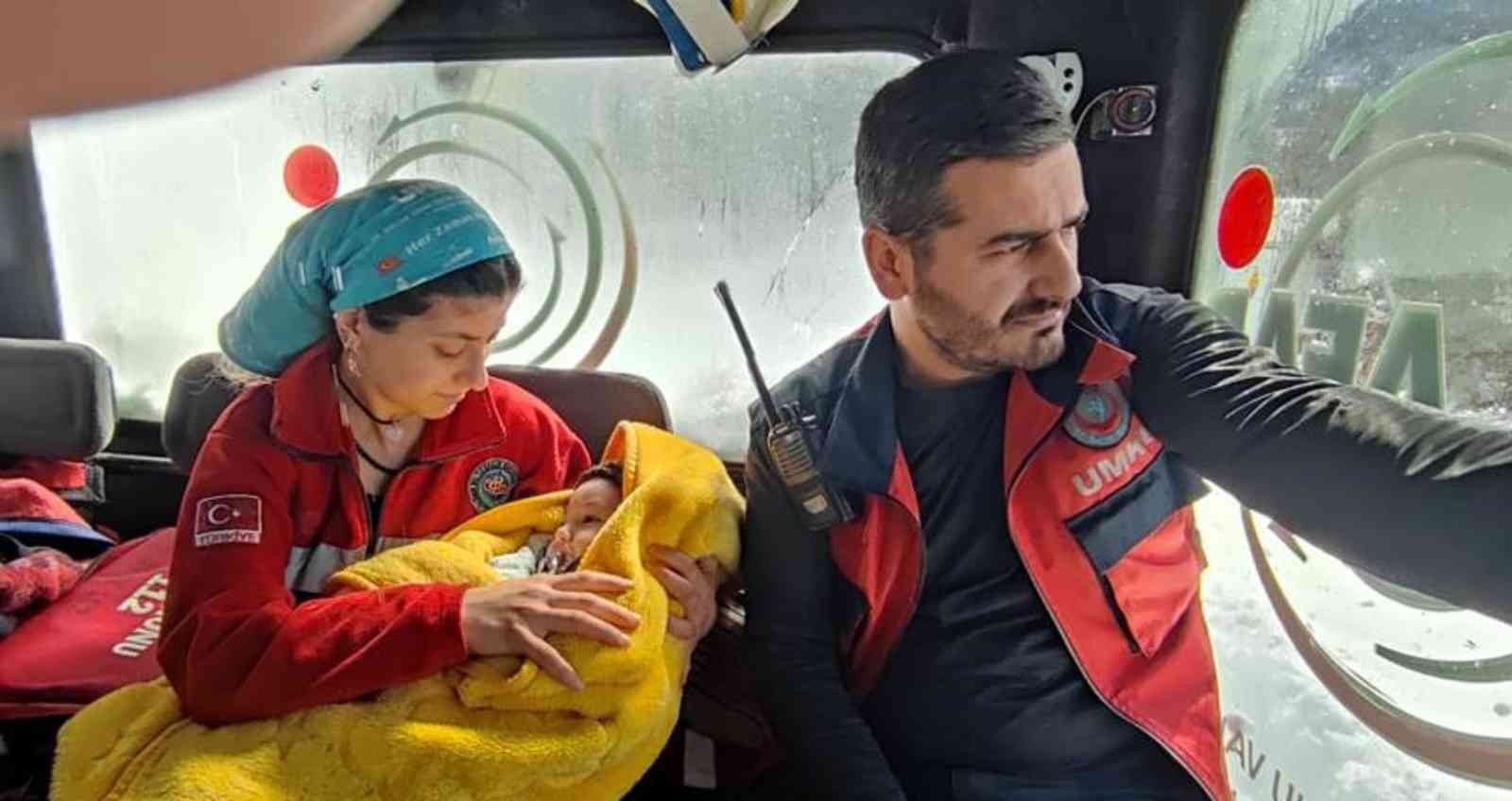 KASTAMONU’DA YOĞUN KAR YAĞIŞI SEBEBİ İLE YOLLARI KAPANAN KÖYLERDEKİ İKİ