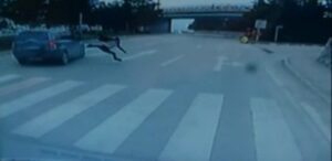 KARABÜK'TE CİPİN YAYA GEÇİDİNDEN YOLUN KARŞISINA GEÇMEYE ÇALIŞAN YABANCI UYRUKLU