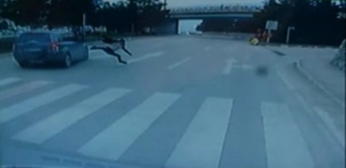 KARABÜK'TE CİPİN YAYA GEÇİDİNDEN YOLUN KARŞISINA GEÇMEYE ÇALIŞAN YABANCI UYRUKLU