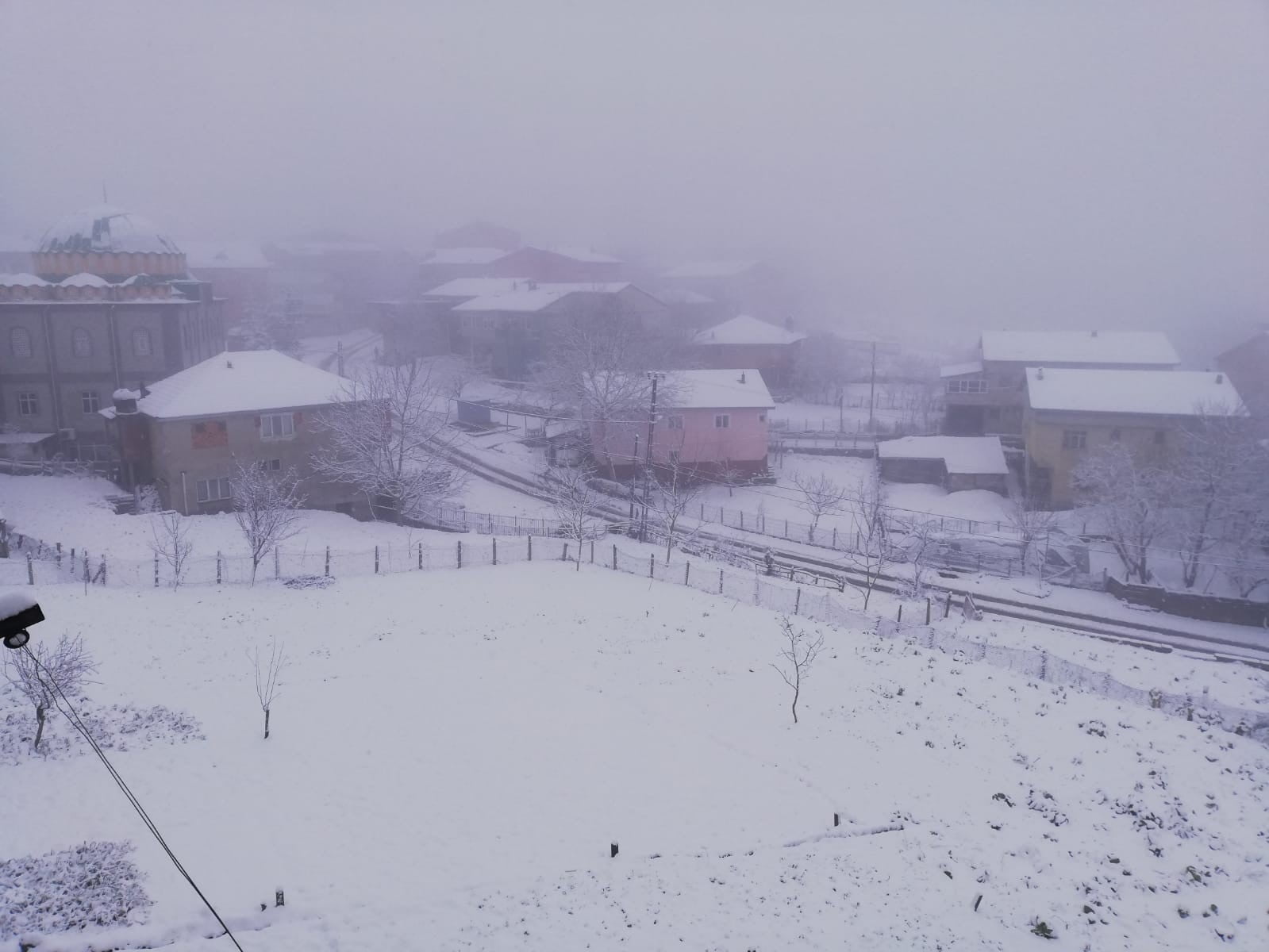 ZONGULDAK’IN BEYCUMA BELDESİ KARAPINAR KÖYÜNDE SABAH SAATLERİNDE ETKİLİ YOĞUN KAR