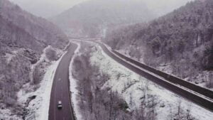 ZONGULDAK'TA KAR YAĞIŞI KENT MERKEZİNDE ETKİLİ OLDU. METEOROLOJİ İSE YOĞUN