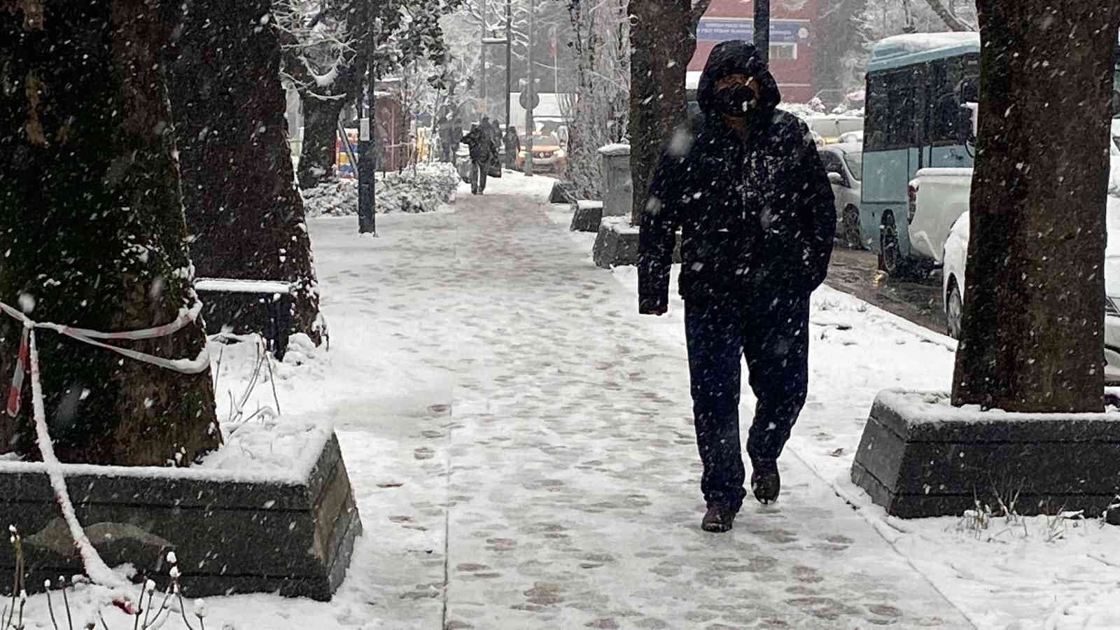 ZONGULDAK'TA DÜN AKŞAM SAATLERİNDEN YOĞUN ŞEKİLDE ETKİSİNİ GÖSTEREN KAR YAĞIŞIYLA