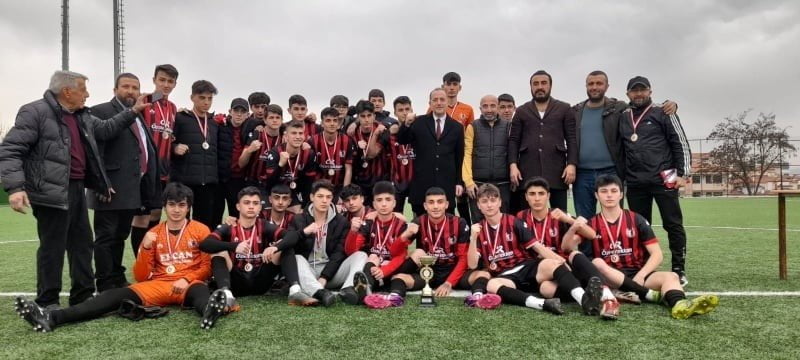 KARABÜK U-18 FUTBOL LİGİ TAKIMLARINDAN 5000 EVLERSPOR SEZONU NAMAĞLUP TAMAMLAYARAK