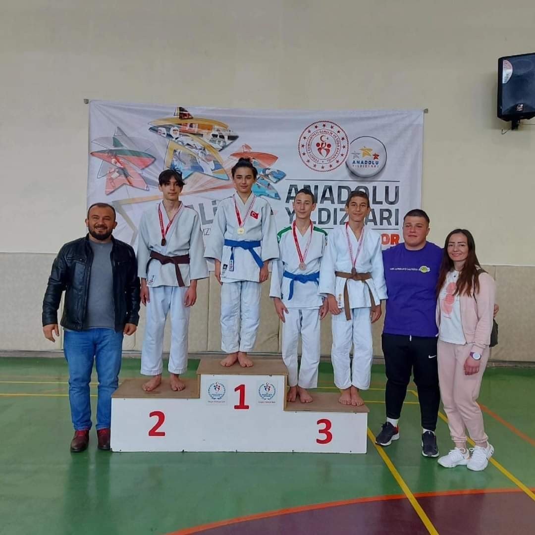 KIZLAR +63 KG' DA NAZMİYE CEREN CEBECİOĞLU ALTIN MADALYA KAZANDI