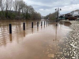 SAĞANAK YAĞIŞLA BİRLİKTE ERİYEN KAR SULARI BARTIN IRMAĞINDA TAŞKINLAR OLUŞTURDU