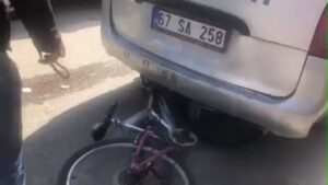 ZONGULDAK ALAPLI’DA SÜRÜCÜSÜNÜN DURDURAMADIĞI BİSİKLET, PARK HALİNDEKİ ARACA ÇARPTI. KAZADA,