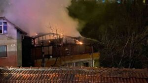 ZONGULDAK’TA İKİ KATLI MÜSTAKİL BİR EVİN ÇATI KATINDA ÇIKAN YANGIN