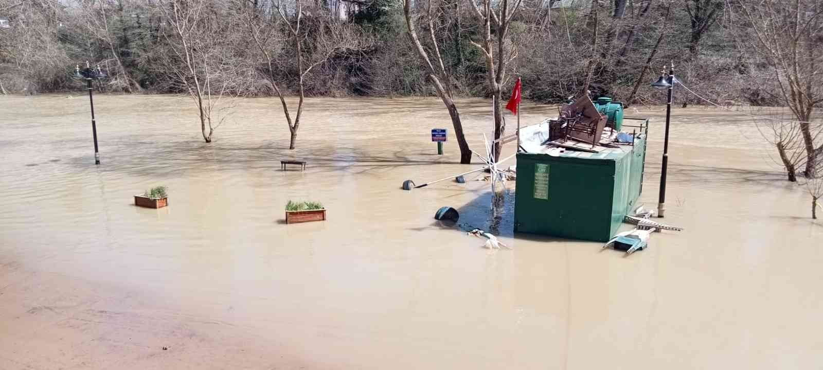 BARTIN'DA ETKİLİ OLAN SAĞANAK YAĞIŞLARLA BİRLİKTE KENT MERKEZİNDEN GEÇEREK KARADENİZ’E
