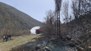KARABÜK’TE ETKİLİ OLAN ŞİDDETLİ FIRTINANIN ELEKTRİK TELLERİNİ KOPARMASIYLA TARLADA MEYDANA