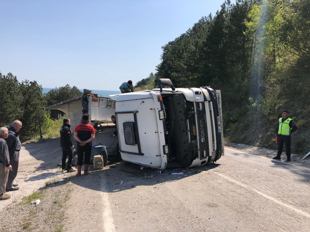 KASTAMONU’NUN İNEBOLU İLÇESİNDE HAFRİYAT KAMYONU DEVRİLDİ. KAZADA KAMYON SÜRÜCÜSÜ YARALANDI.