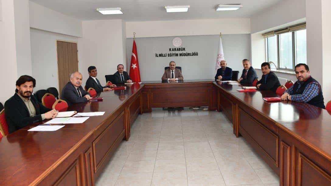 KARABÜK MİLLİ EĞİTİM MÜDÜRÜ NEVZAT AKBAŞ, GERÇEKLEŞTİRİLEN HAFTALIK DEĞERLENDİRME TOPLANTISINDA