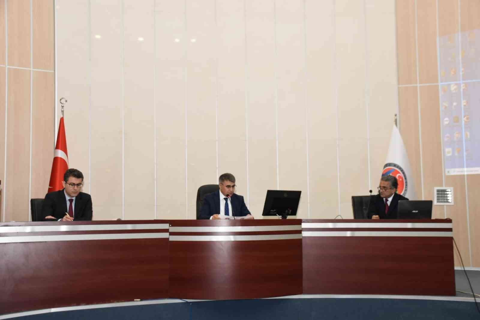 KARABÜK'TE İL KOORDİNASYON KURULU TOPLANTISI VALİ FUAT GÜREL BAŞKANLIĞINDA GERÇEKLEŞTİRİLDİ.