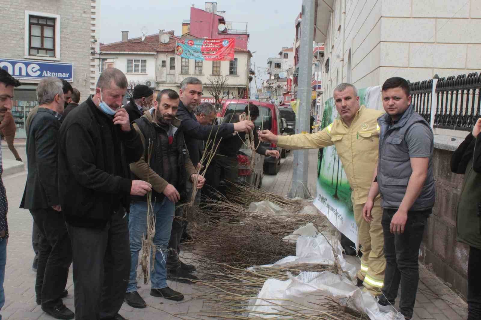 KASTAMONU'NUN İNEBOLU İLÇESİNDE ORMAN İŞLETME MÜDÜRLÜĞÜNCE VATANDAŞLARA 2 BİN ADET