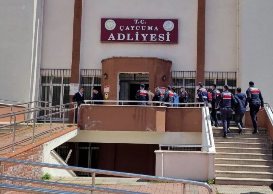 ZONGULDAK'TA BİR DEPODAKİ DEMİRLERİ OKSİJEN TÜPÜYLE KESMEYE ÇALIŞAN 4 ŞÜPHELİ