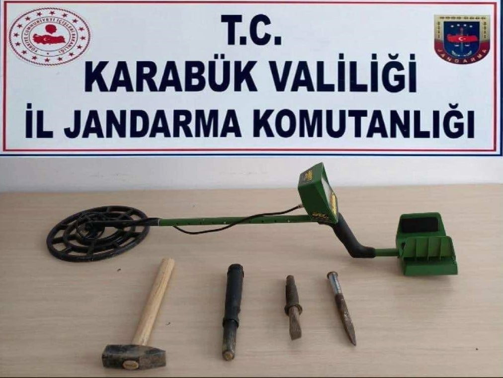 İKİ ADET EL DEDEKTÖRÜ İLE KAZIDA KULLANILAN ÇEKİÇ VE MURCA