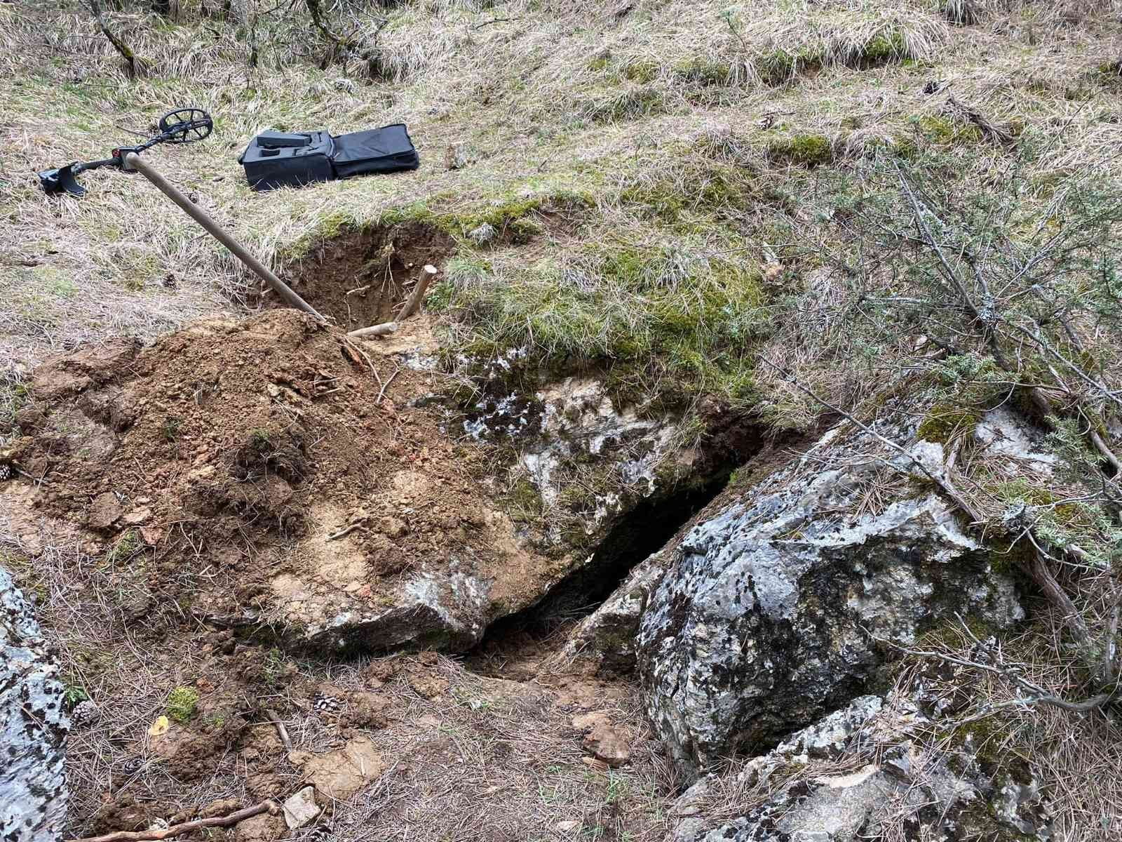 Kaçak definecilere jandarmadan suçüstü baskın KASTAMONU İL JANDARMA KOMUTANLIĞI EKİPLERİNCE, KASTAMONU’NUN MERKEZ HALAÇLI KÖYÜNDE KAÇAK