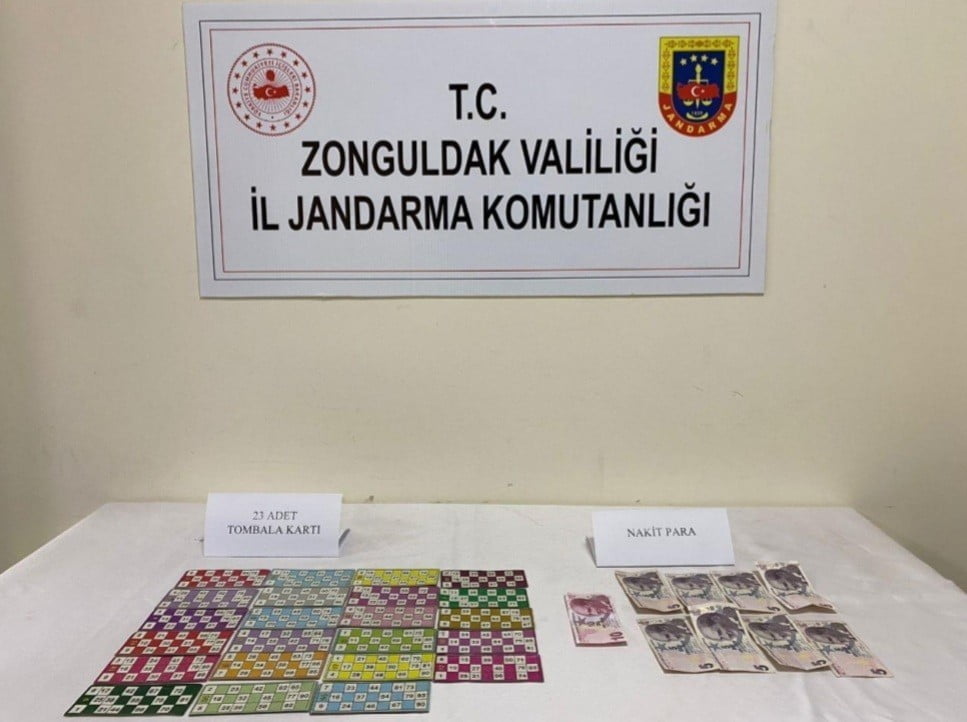 Kahvede tombala oynayan 4 kişiye ceza kesildi ZONGULDAK’IN EREĞLİ İLÇESİNDE KAHVEDE TOMBALA OYNARKEN JANDARMA EKİPLERİNE YAKALANAN 4
