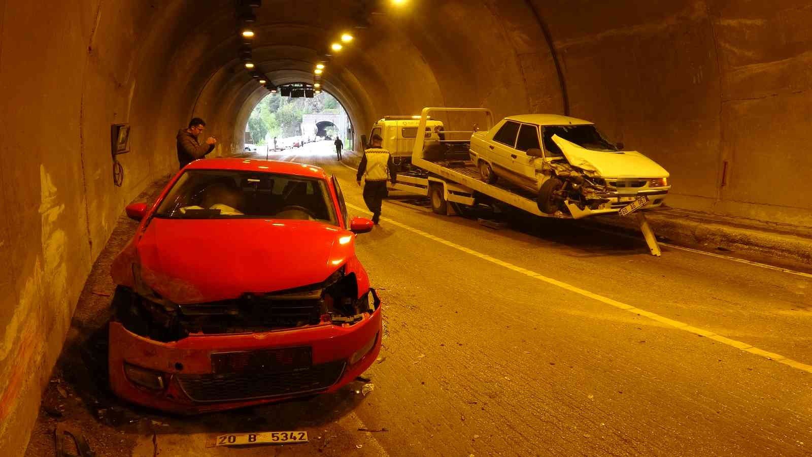 Karabük’te aynı tünelde iki ayrı kaza: 2 yaralı KARABÜK-YENİCE KARAYOLUNDA AYNI TÜNELDE MEYDANA GELEN İKİ AYRI KAZADA 2