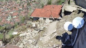 KARABÜK'TE ETKİLİ OLAN SAĞANAK YAĞIŞ SONRASI MEYDANA GELEN HEYELANDA 2