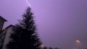 KARABÜK'TE GECE SAATLERİNDE ÇAKAN ŞİMŞEKLERİN GECEYİ GÜNDÜZE ÇEVİRDİĞİ ANLAR GÖRÜNTÜLENDİ.