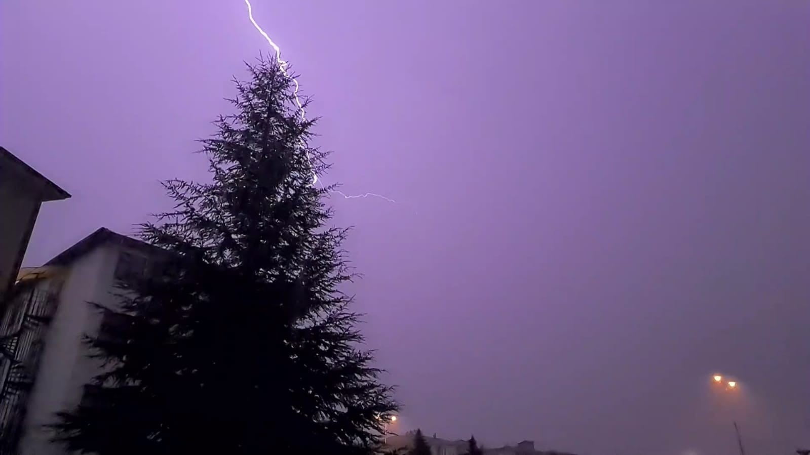KARABÜK'TE GECE SAATLERİNDE ÇAKAN ŞİMŞEKLERİN GECEYİ GÜNDÜZE ÇEVİRDİĞİ ANLAR GÖRÜNTÜLENDİ.