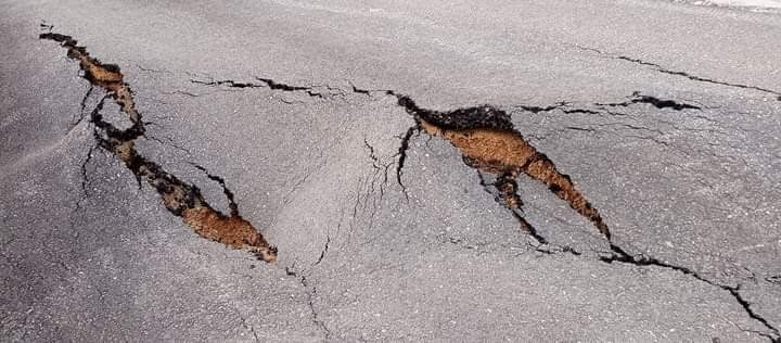 KASTAMONU’NUN KÜRE İLÇESİNDE KAR SULARI SEBEBİYLE ÇÖKEN KÖY YOLU ULAŞIMA