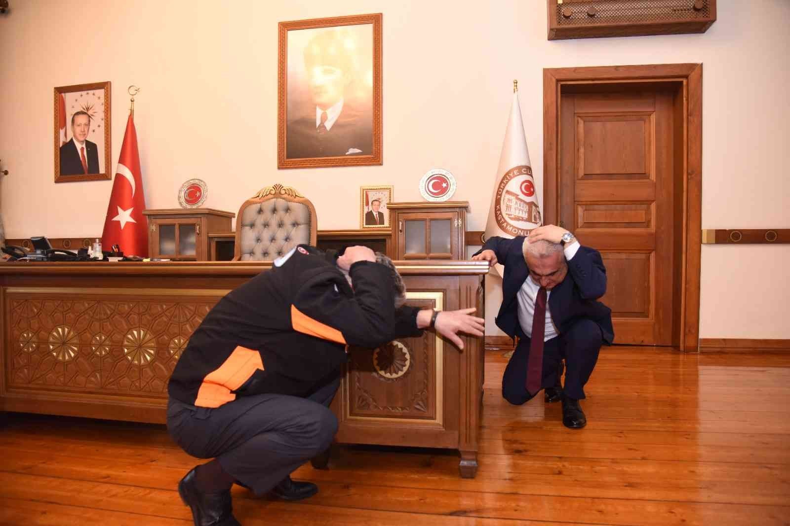 Kastamonu’da deprem tatbikatı yapıldı KASTAMONU’DA İL MERKEZİNDE TÜM KAMU KURUMLARINDA EŞZAMANLI 2022 AFET TATBİKAT