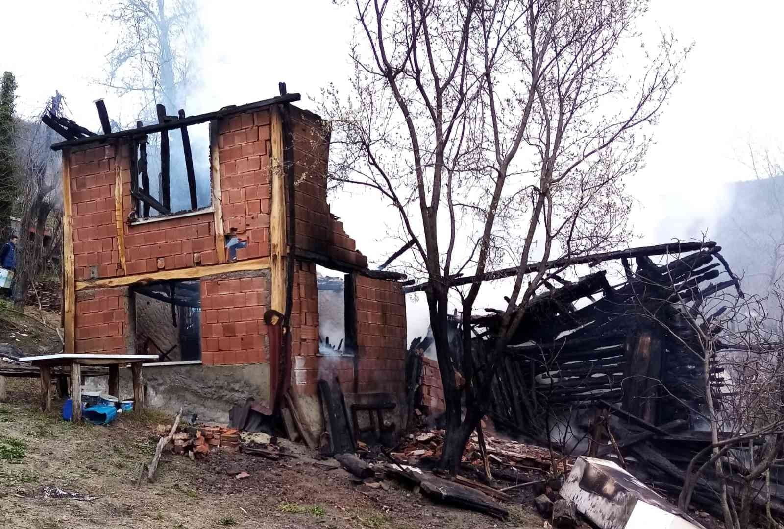 KASTAMONU’NUN ŞENPAZAR İLÇESİNDE BİR EVDE ÇIKAN YANGINDA 12 YAŞINDAKİ ENGELLİ