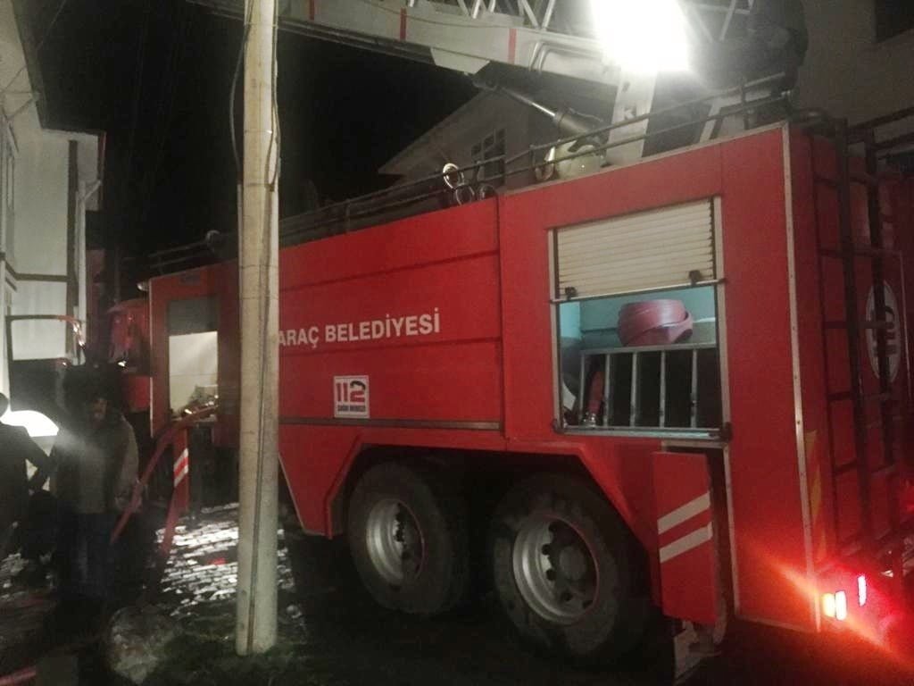 Kastamonu’da iki katlı evin çatısı yandı KASTAMONU’NUN ARAÇ İLÇESİNDE İKİ KATLI EVİN ÇATISINDA ÇIKAN YANGINDA MADDİ